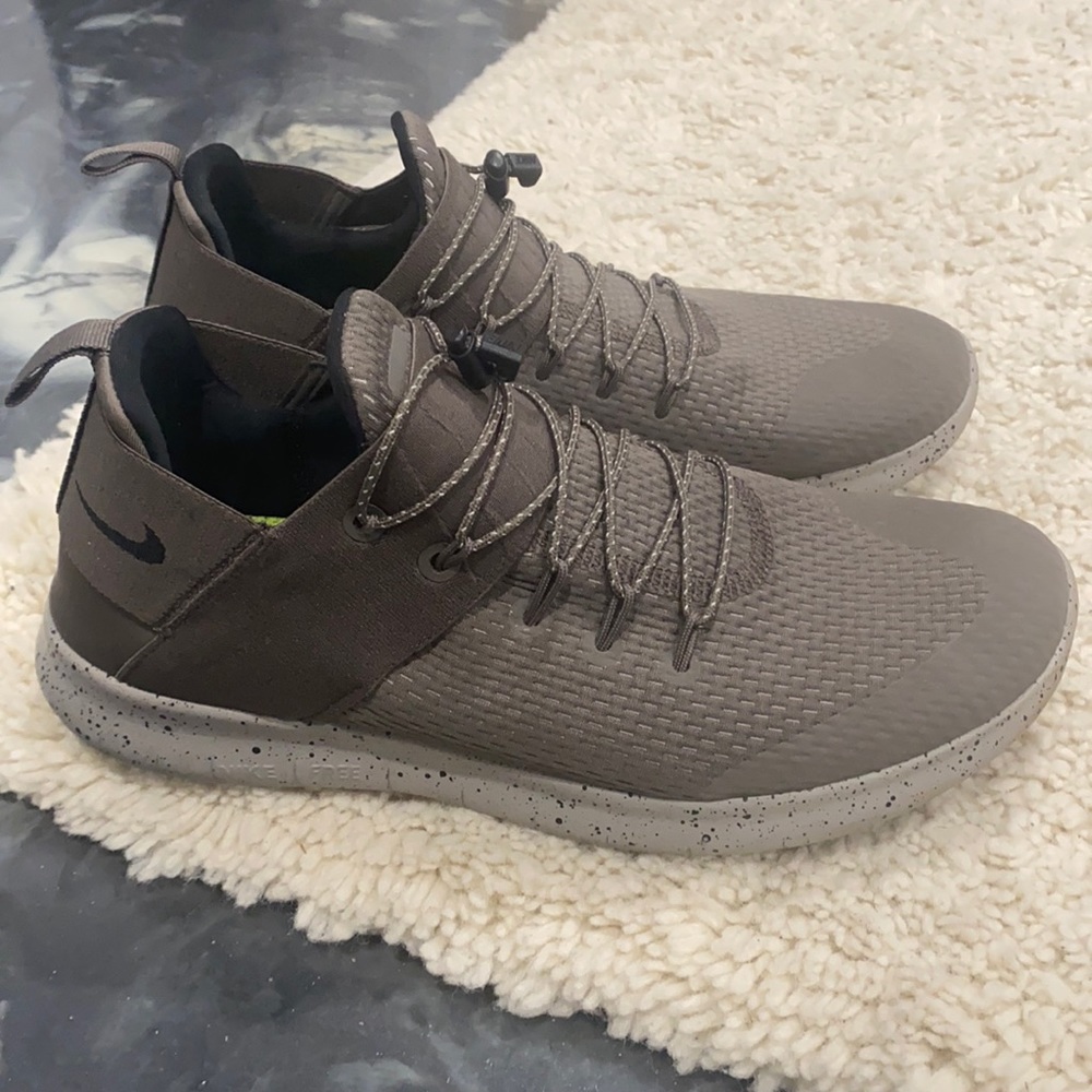 Nike Free RN Size 10 Gray & Green Mint Condition